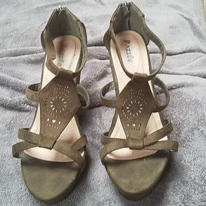 Pazzle Olive colored wedges